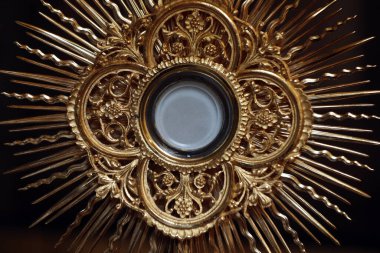 Kutsanmış Ayin bir monarşide. Ayin merasimi. Fransa.