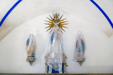 La Combe Barok Şapeli yenileniyor. Ana sunak. Bakire ve çocuk. Fransa. 