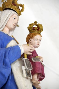 Tadilattan sonra La Combe Barok Şapeli. Bakire ve çocuk. Fransa. 