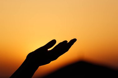 Çölde günbatımı meditasyonu. Din, inanç, dua ve maneviyat kavramı. Çölde günbatımı meditasyonu. Ellerinizi kapatın. Din, inanç, dua ve maneviyat kavramı.