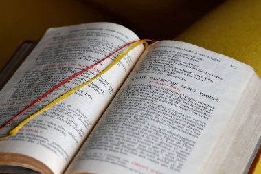 İncil 'i aç. Hıristiyanlığın sembolü. 