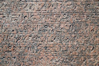 Louvre Abu Dabi 'de. Stele, Mısır Firavunu Tutankamon adına. Mısır, Abydos yaklaşık MÖ 1327. Pembe granit. Birleşik Arap Emirlikleri.
