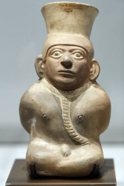 Louvre Abu Dabi sanat ve medeniyet müzesi. Tutsak bir adam şeklinde vazo. Moche kültürü. Peru. Birleşik Arap Emirlikleri. 