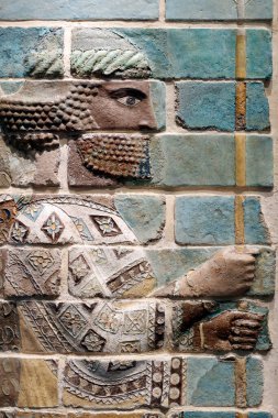Louvre Abu Dabi sanat ve medeniyet müzesi. Pers okçusu. Archaemenid imparatorluğu, İran. M.Ö. 510 civarı. Cam tuğla. Birleşik Arap Emirlikleri.