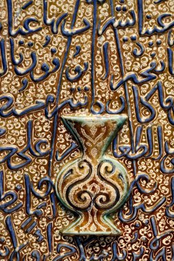 Louvre Abu Dabi sanat ve medeniyet müzesi. Bir mihrab şeklinde bir plaket parçası. Birleşik Arap Emirlikleri.