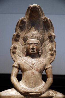 Louvre Abu Dabi sanat ve medeniyet müzesi. Yılanların kralı Naga tarafından korunan Buda 'ya aracılık etmek. Kamboçya, 100-1150. Birleşik Arap Emirlikleri.