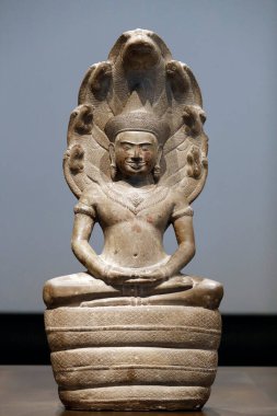 Louvre Abu Dabi sanat ve medeniyet müzesi. Yılanların kralı Naga tarafından korunan Buda 'ya aracılık etmek. Kambya, 100-1150. Birleşik Arap Emirlikleri.