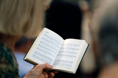 Aziz Pierre Katedrali. Pazar Protestan ayini. Hıristiyan Övgüler ve Tapma Şarkıları Kitabı. Cenevre. İsviçre. 