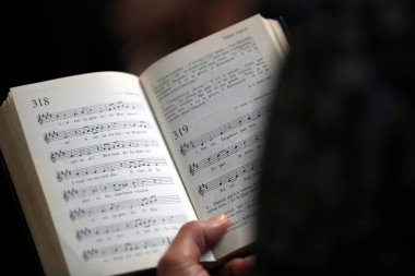 Aziz Pierre Katedrali. Pazar Protestan ayini. Hıristiyan Övgüler ve Tapma Şarkıları Kitabı. Cenevre. İsviçre. 