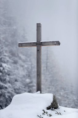 Kışın katolik haçı. La Forclaz 'da. İsviçre.