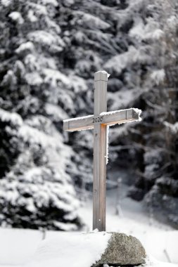 Kışın katolik haçı. La Forclaz 'da. İsviçre.