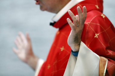 Katolik kilisesinde ayin yapan bir rahip. Hazırda bekle. İsviçre.