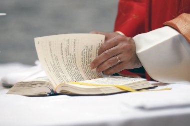 Katolik kilisesinde ayin yapan bir rahip. Hazırda bekle. İsviçre.