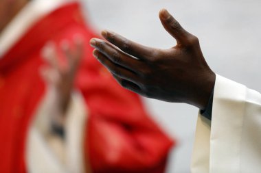 Katolik kilisesinde ayin yapan bir rahip. Hazırda bekle. İsviçre.