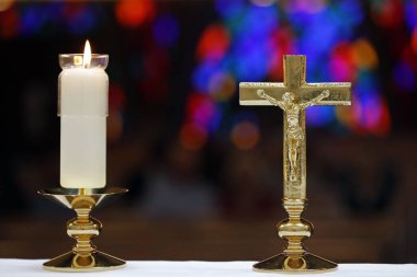 Katolik kilisesi. Kilise iptali ve mihrapta haç. İsviçre.
