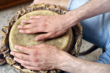 Katolik kilisesi. Bir grup genç bakan ayin için müzik çalıyorlar. İsviçre.