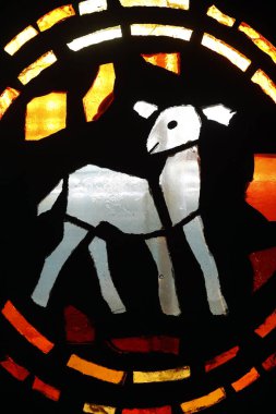 Aziz Bernard-de-Menthon Kilisesi. Lekeli cam pencere. Tanrı 'nın Kuzusu Agnus Dei. İsviçre.