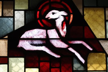 Aziz Bernard-de-Menthon Kilisesi. Lekeli cam pencere. Tanrı 'nın Kuzusu Agnus Dei. İsviçre.