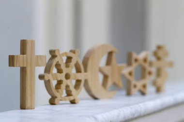 Tahta dini semboller: Katolik, İslam, Yahudilik, Ortodoks, Protestan, Budizm ve Hinduizm. Dinlerarası, dinler arası ve ruhsallık kavramı.