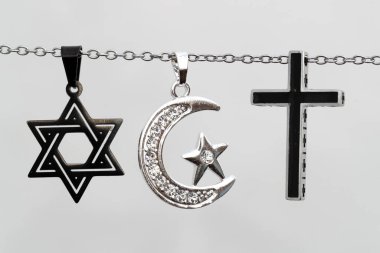 Hristiyanlık, İslam, Musevilik 3 tek tanrılı din. Yahudi Yıldızı, Yıldız ve Hilal ve Katolik Haçı kolyeleri. Dinlerarası veya dinler arası semboller.