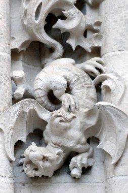 Seville Katedrali. Taş ejderha heykelleri. İspanya.