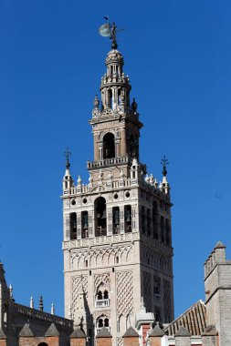 Seville Katedrali. Giralda kulesinin ana bölümünün Almohad dekorasyonu. İspanya.