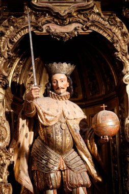 San Esteban Kilisesi (Iglesia De San Esteban). Aziz Ferdinand, Sevilla partonundan. Francisco Pacheco 1699 'dan ahşap heykel. İspanya.