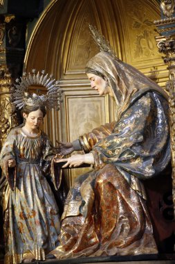 Iglesia del Salvador (Sevilla). Aziz Anne, genç bakireye Jose Montes de Oca 'nın kitabını okumayı öğretiyor. İspanya.