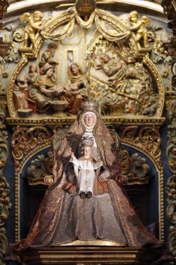 Iglesia del Salvador (Sevilla). Taç giymiş Bakire Meryem ve Çocuk. Aziz Anne ve genç Bakire İspanya.