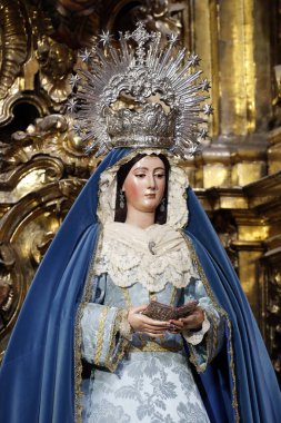 Iglesia del Salvador (Sevilla). Taç giymiş Bakire Meryem ve Çocuk. İspanya.