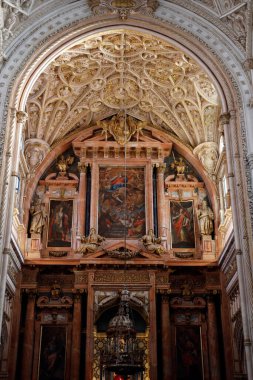Cordoba Camii Katedrali. Meryem Ana 'nın Gebeliği Katedrali' nin içi. Sığınak, madalyalı ve yaldızlı sunak. İspanya.