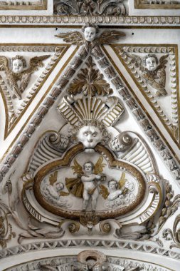 Cordoba Camii Katedrali. Meryem Ana 'nın Gebeliği Katedrali' nin içi. Tonozlu tavan, sıva ve altınla süslenmiş. İspanya.