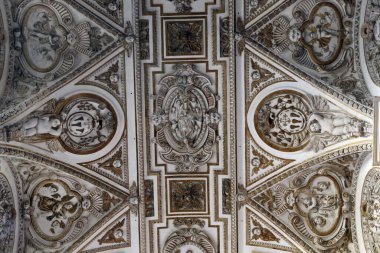 Cordoba Camii Katedrali. Meryem Ana 'nın Gebeliği Katedrali' nin içi. Tonozlu tavan, sıva ve altınla süslenmiş. İspanya.