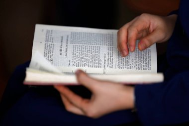 Katolik kilisesi. Dominik halkı. Catholc rahibesi kutsal kitabı okuyor. Katolik kilisesi. Bien Hoa. Vietnam. 