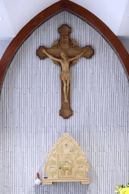 Katolik kilisesi. Tapınak ve çarmıhtaki İsa. Bien Hoa. Vietnam. 