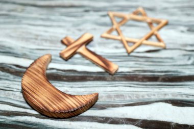 Dini semboller: Yahudi Davut Yıldızı, Müslüman Yıldızı ve Hilal ve Catholc Haçı. Dinlerarası, dinler arası ve ruhsallık kavramı