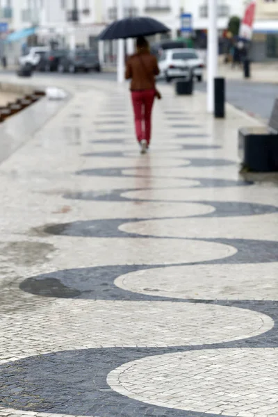 Visão Traseira Uma Mulher Com Guarda Chuva Preto Andando Rua — Fotografia de Stock