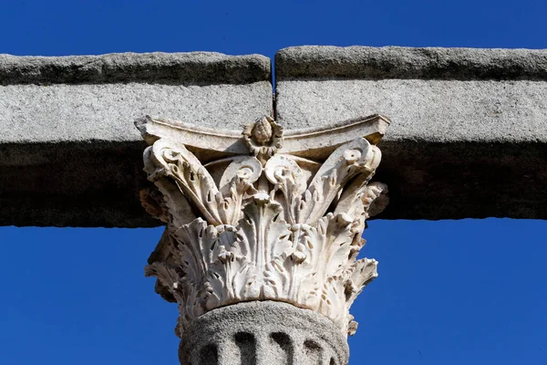 Κορινθιακοί Κίονες Του Ρωμαϊκού Ναού Νταϊάνα Εβόρα Πορτογαλία — Φωτογραφία Αρχείου