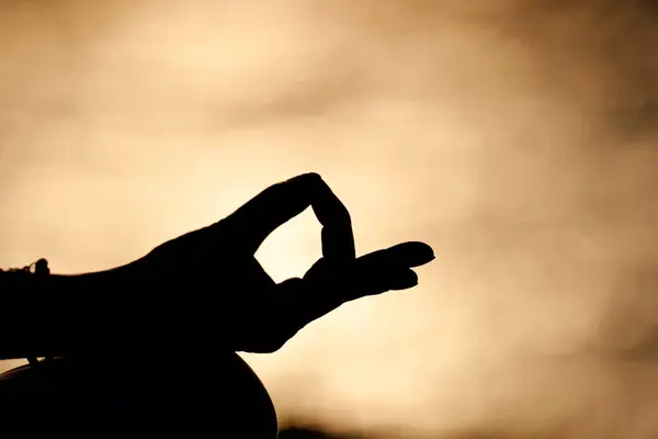 蓮の位置で女性の練習瞑想の若い手を閉じてください 日没時のヨガ — ストック写真