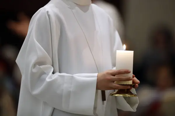 祭坛男孩与教堂烛台 天主教弥撒法国 — 图库照片