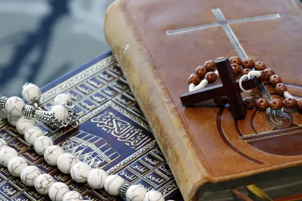 Símbolos Religiosos Abalorios Oración Musulmanes Corán Rosario Christan Biblia Concepto —  Fotos de Stock