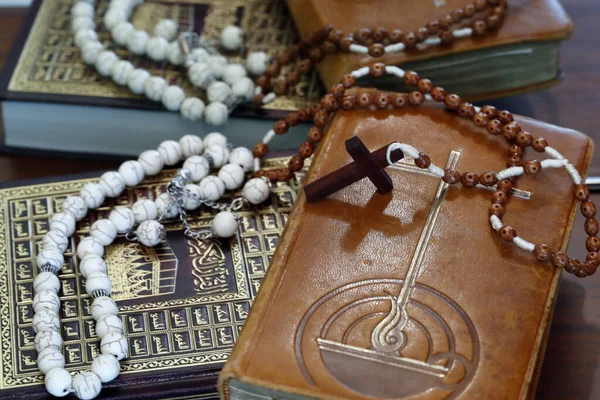 Religiöse Symbole Muslimische Gebetsperlen Und Koran Christlicher Rosenkranz Und Bibel — Stockfoto