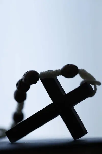 Silhueta Uma Cruz Cristã Uma Bíblia — Fotografia de Stock