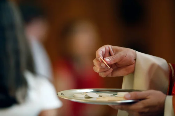 Недільна Меса Католицькій Парафії Священик Дарує Святе Причастя — стокове фото
