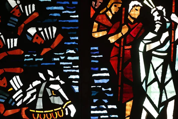 Церковь Святого Бернара Ментона Окно Витраже Моисей Пересекает Красное Море — стоковое фото
