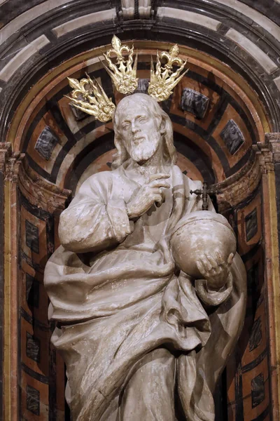 塞维利亚大教堂基督是救主 用右手在十字架上做记号 左手拿着透明的 非折射的水晶球 — 图库照片