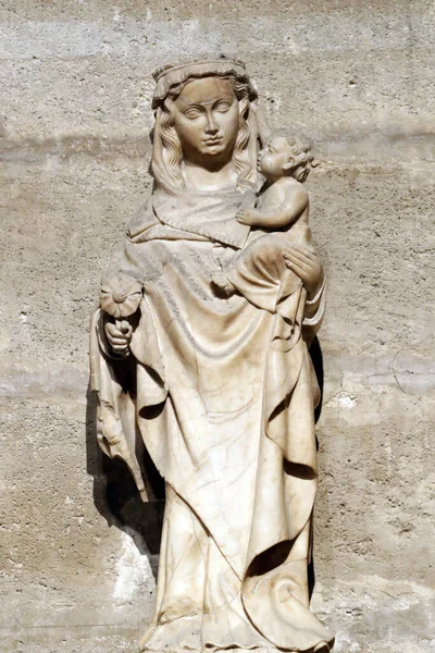 Собор Севильи Дева Мария Дитя Скульптура Испания — стоковое фото