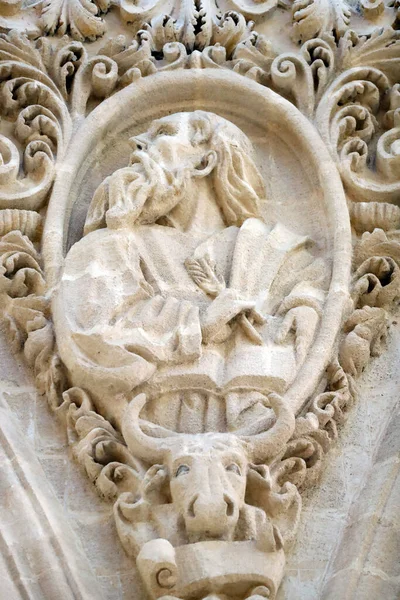이그레시아 살바도르 세비야 복음주의자 계정의 저자는 황소에 상징된다 스페인에서 — 스톡 사진
