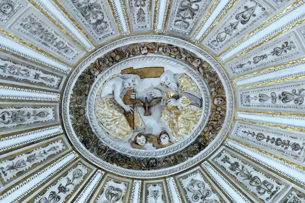 科尔多瓦清真寺大教堂 圣母受孕大教堂的内部 拱形天花板装饰与粉刷和黄金 神圣的三位一体圣父 耶稣和圣灵 西班牙 — 图库照片