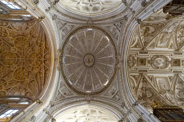 Meczet Katedra Kordobie Wnętrze Katedry Poczęcia Nmp Sufit Sklepiony Ozdobiony — Zdjęcie stockowe